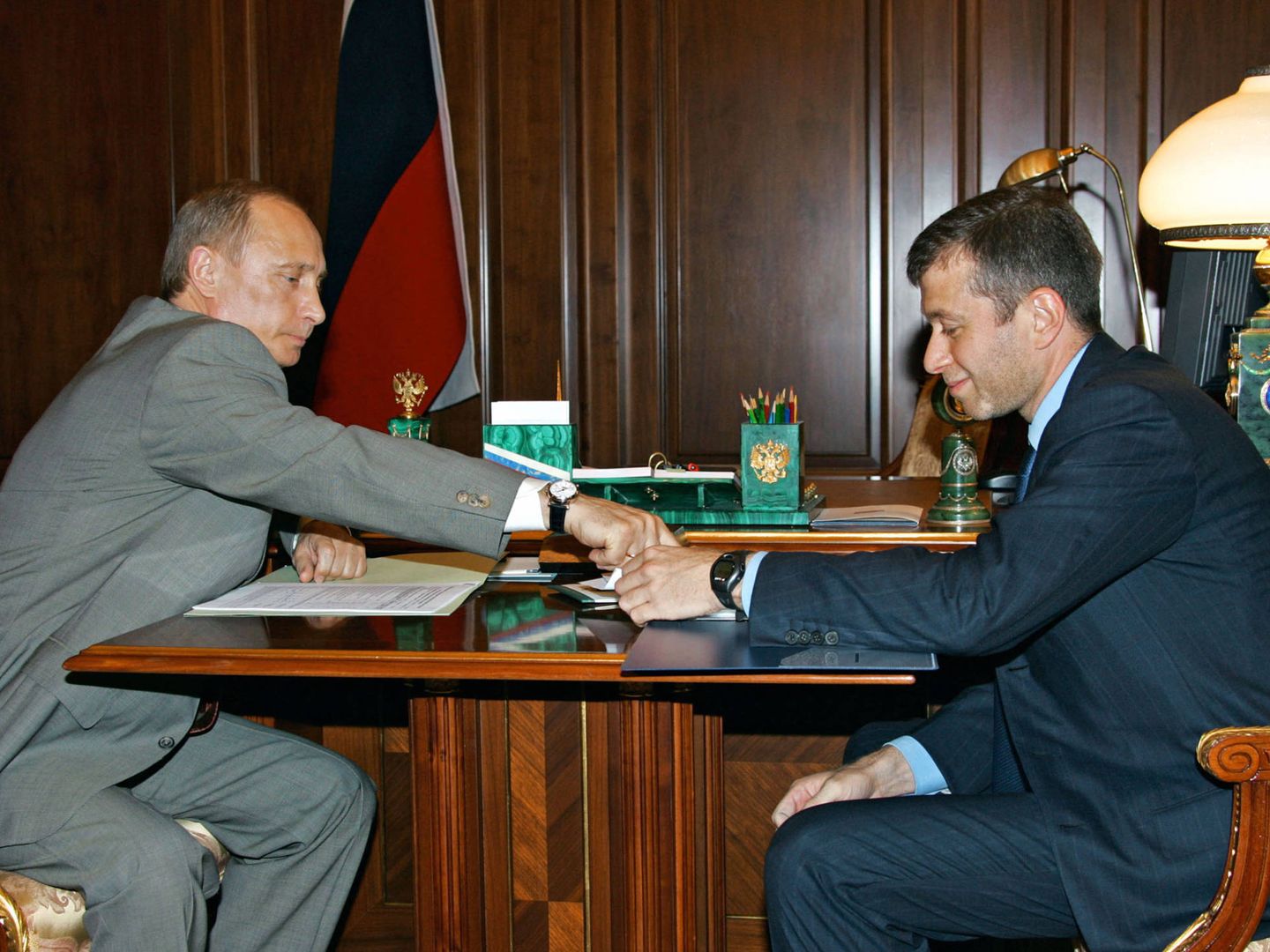 Vladimir Putin y Roman Abramovich en una reunión en 2005, cuando el dueño del Chelsea era gobernador de la región de Chukotka. (Reuters)