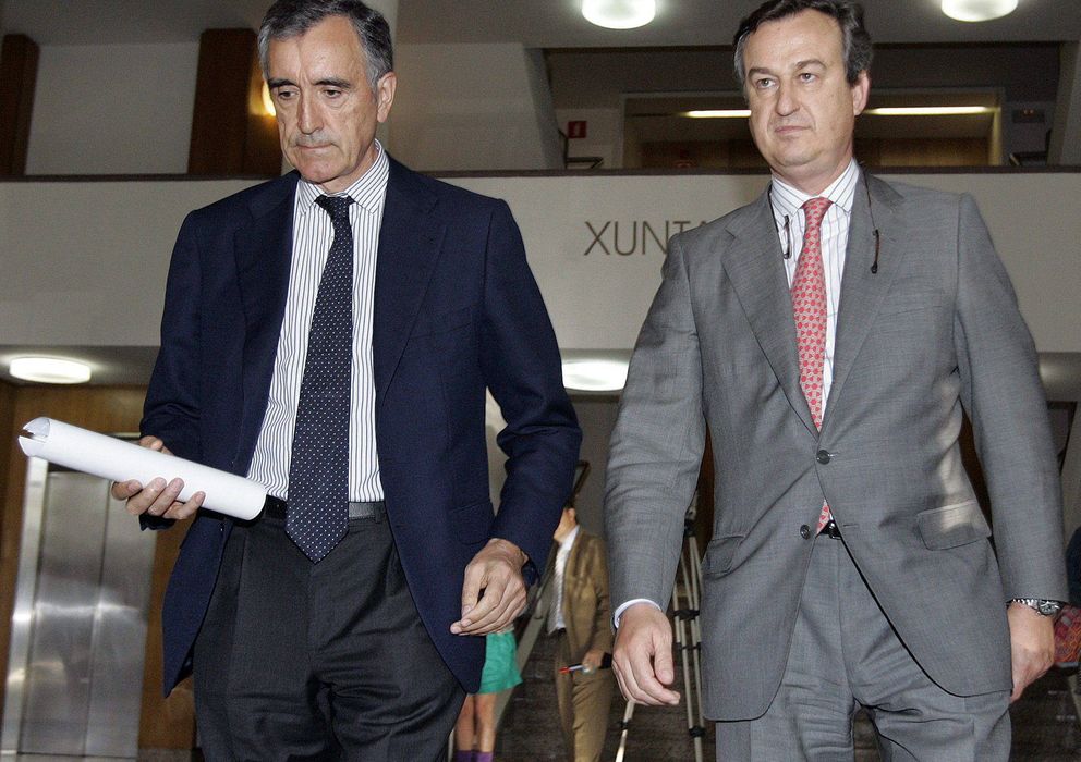 Foto: El presidente de Novagalicia Banco, José María Castellano (i), y el consejero delegado, César Bueno