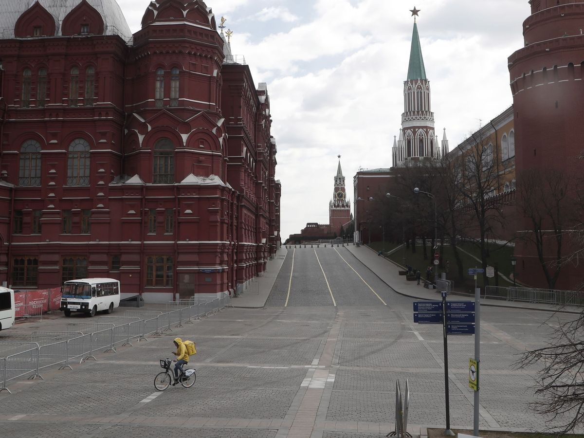 Foto: Un 'rider' recorre la plaza Manezhnaya, frente al Kremlin, en Moscú, Rusia. (EFE)
