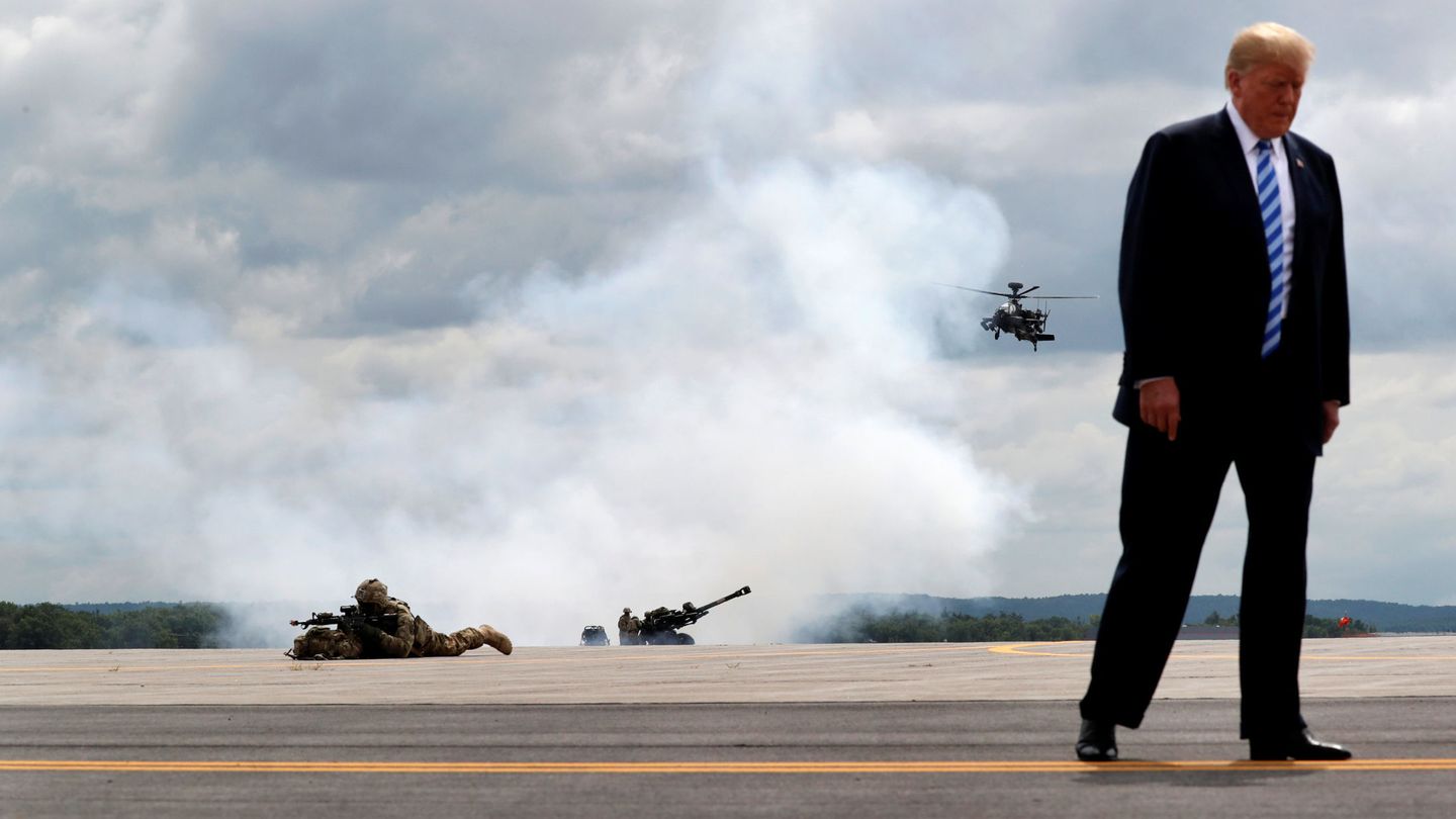 Donald Trump observa unos ejercicios militares en Fort Drum, Nueva York. (Reuters)