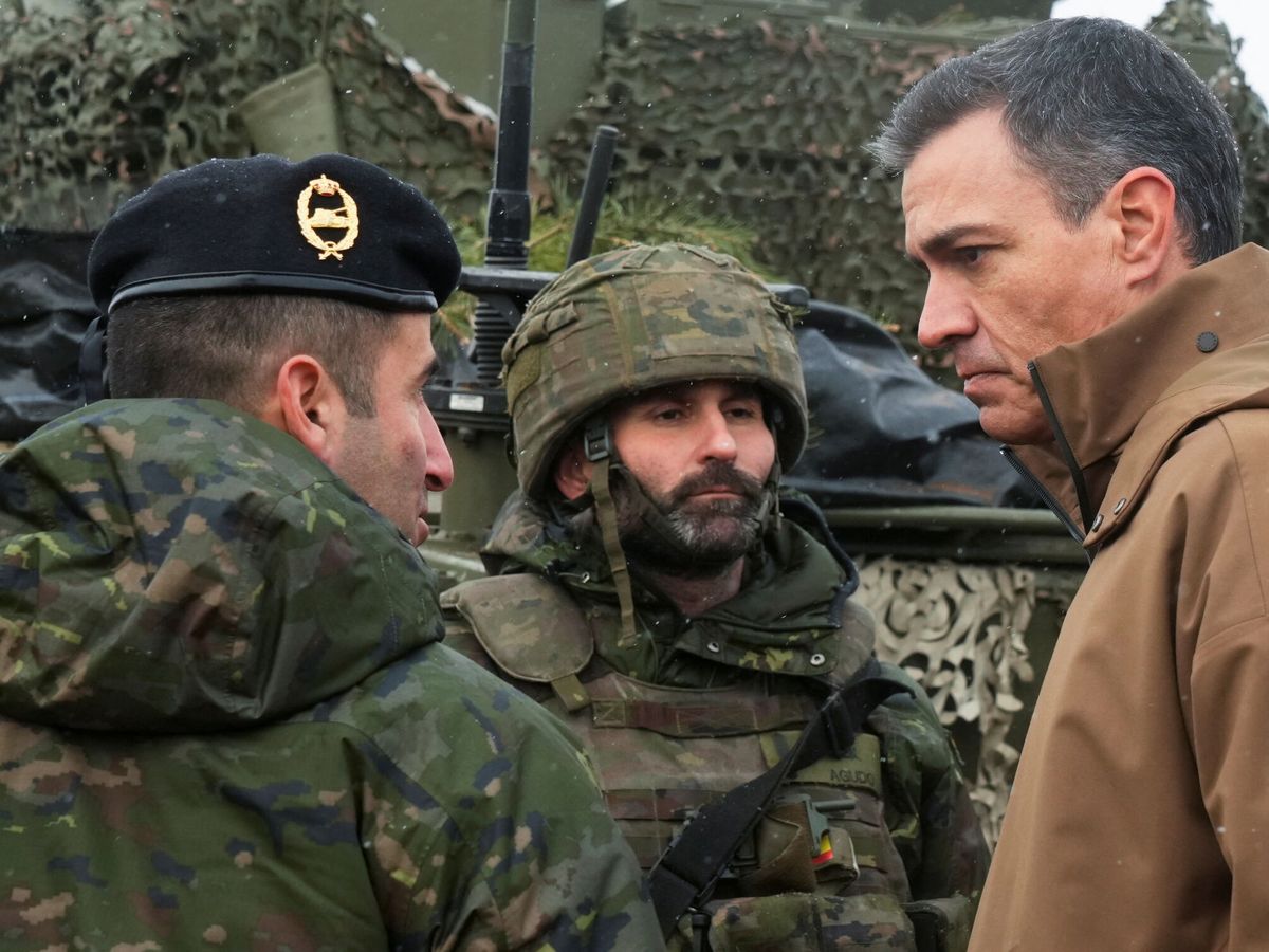 Foto: El presidente de España, Pedro Sánchez, visita a las tropas en Letonia. (Reuters/Ints Kalnins)