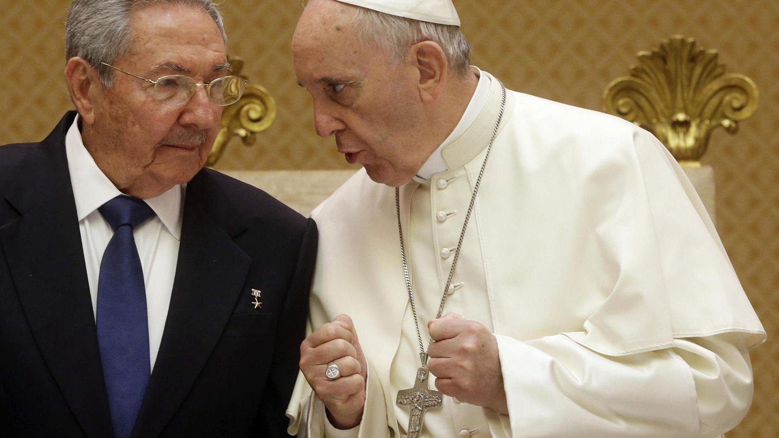 Foto: El Papa Francisco conversa con el presidente de Cuba, Raúl Castro, en mayo de 2015 (EFE)