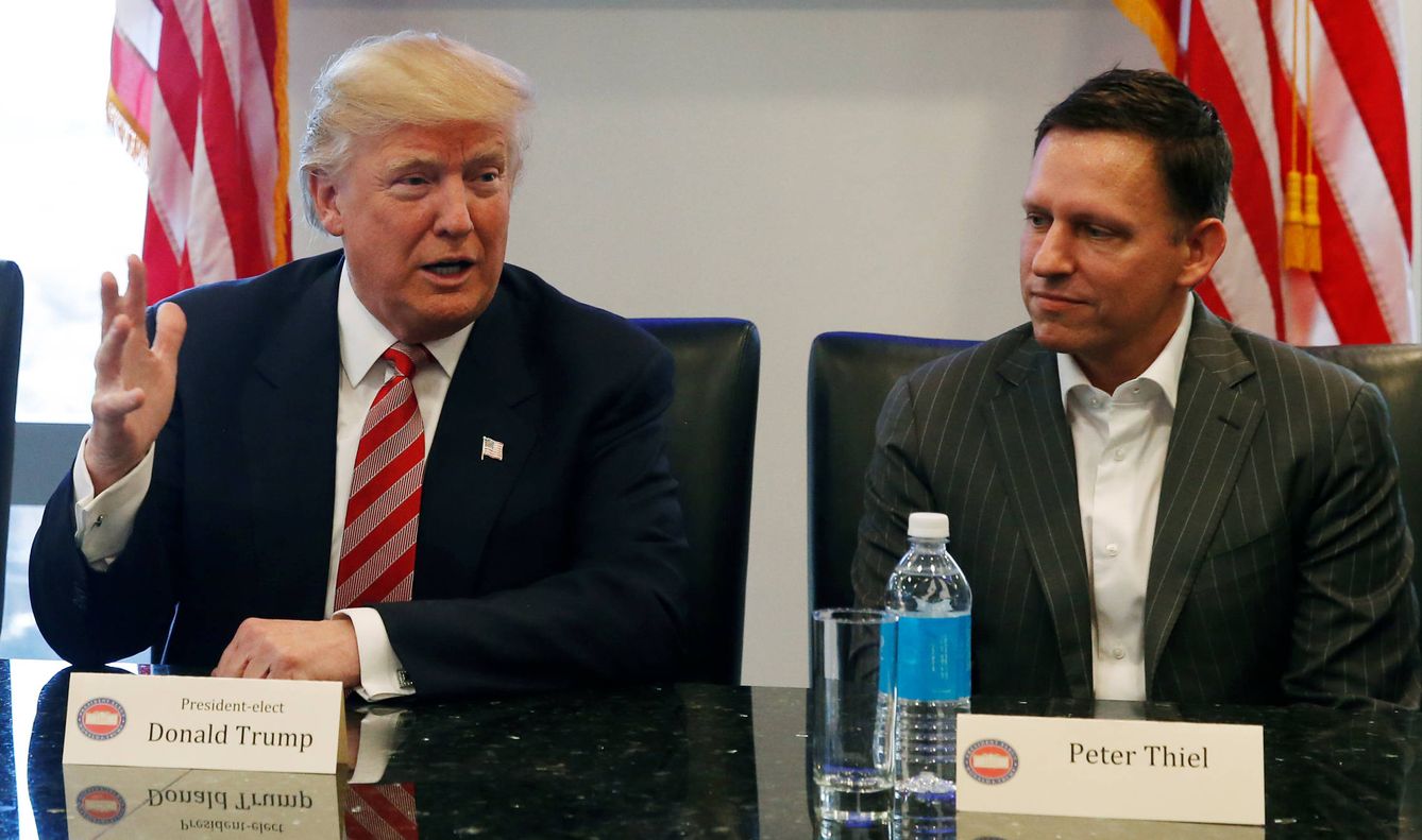Donald Trump habla y Peter Thiel, cofundador de PayPal y miembro del consejo de Facebook, escucha. Thiel fue el único alto directivo de Silicon Valley que apoyó activamente a Trump durante la campaña. (Reuters)