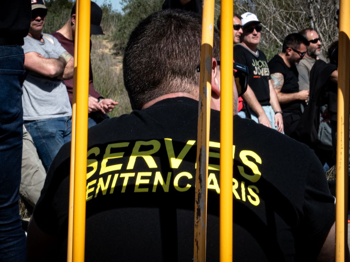 Foto: Un funcionario de una cárcel catalana. (Europa Press/Gloria Sánchez)
