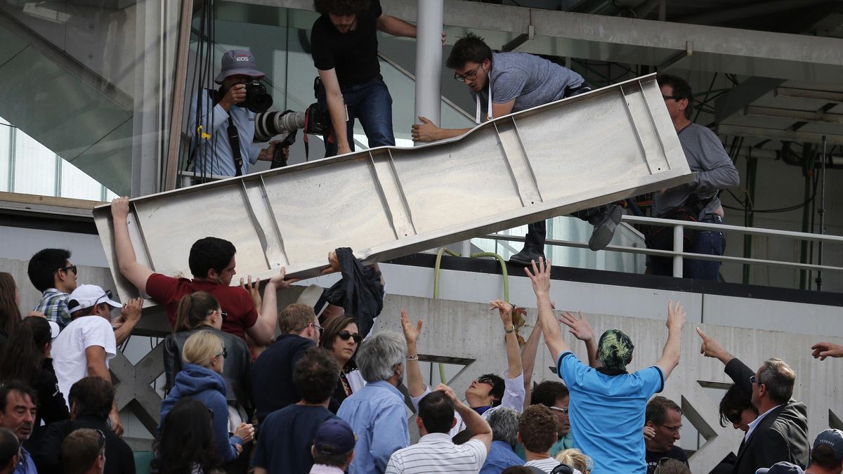 Una placa de metal crea el pánico en la pista central de Roland Garros