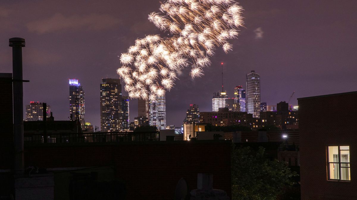 Anarquía en la noche de Nueva York: la pandemia dispara el uso de fuegos artificiales