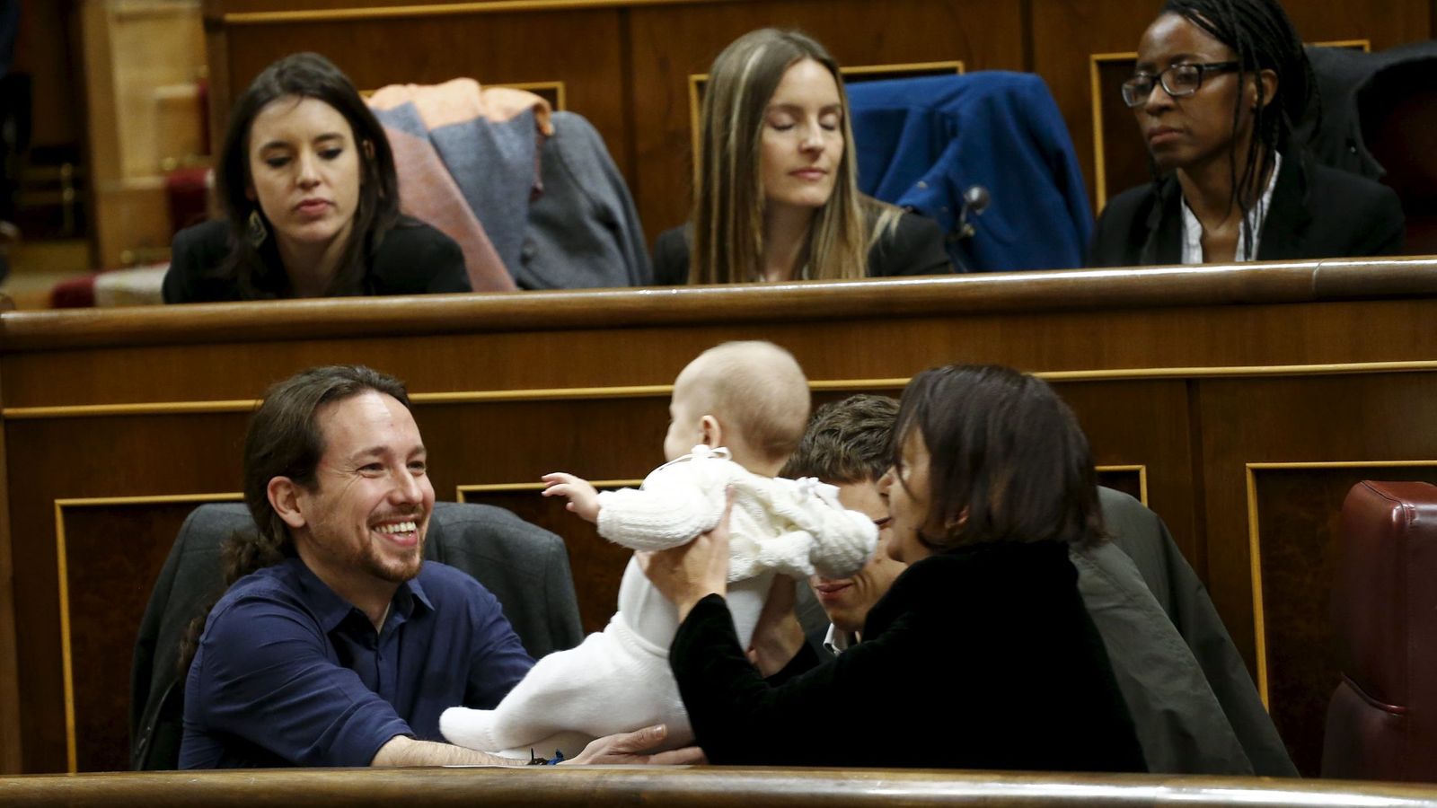 Foto: Carolina Bescansa ofrece su bebé a Pablo Iglesias durante la constitución del Parlamento. (Reuters/Juan Medina)