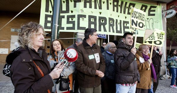 Foto: Concentración en Zaragoza contra la construcción del embalse (Javier Cebollada / EFE)