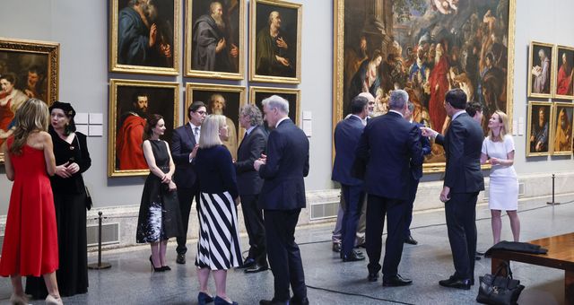 Los políticos y sus acompañantes, rodeados de piezas del museo. (EFE/Ballesteros)