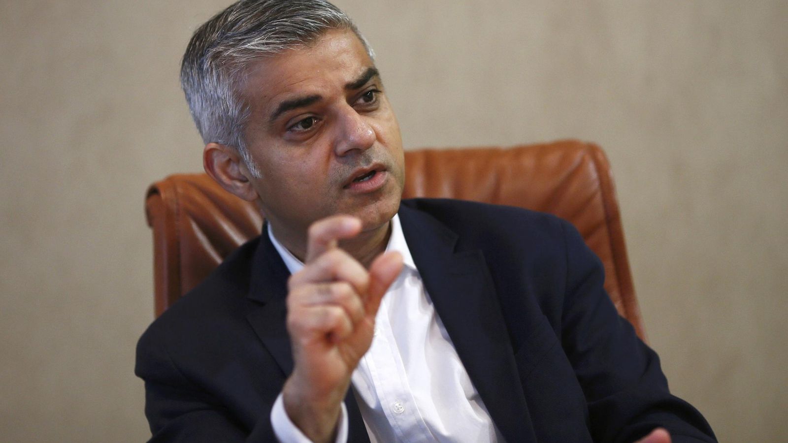 Foto: El candidato laborista a la alcaldía de Londres, Sadiq Khan, durante una entrevista. (Reuters) 