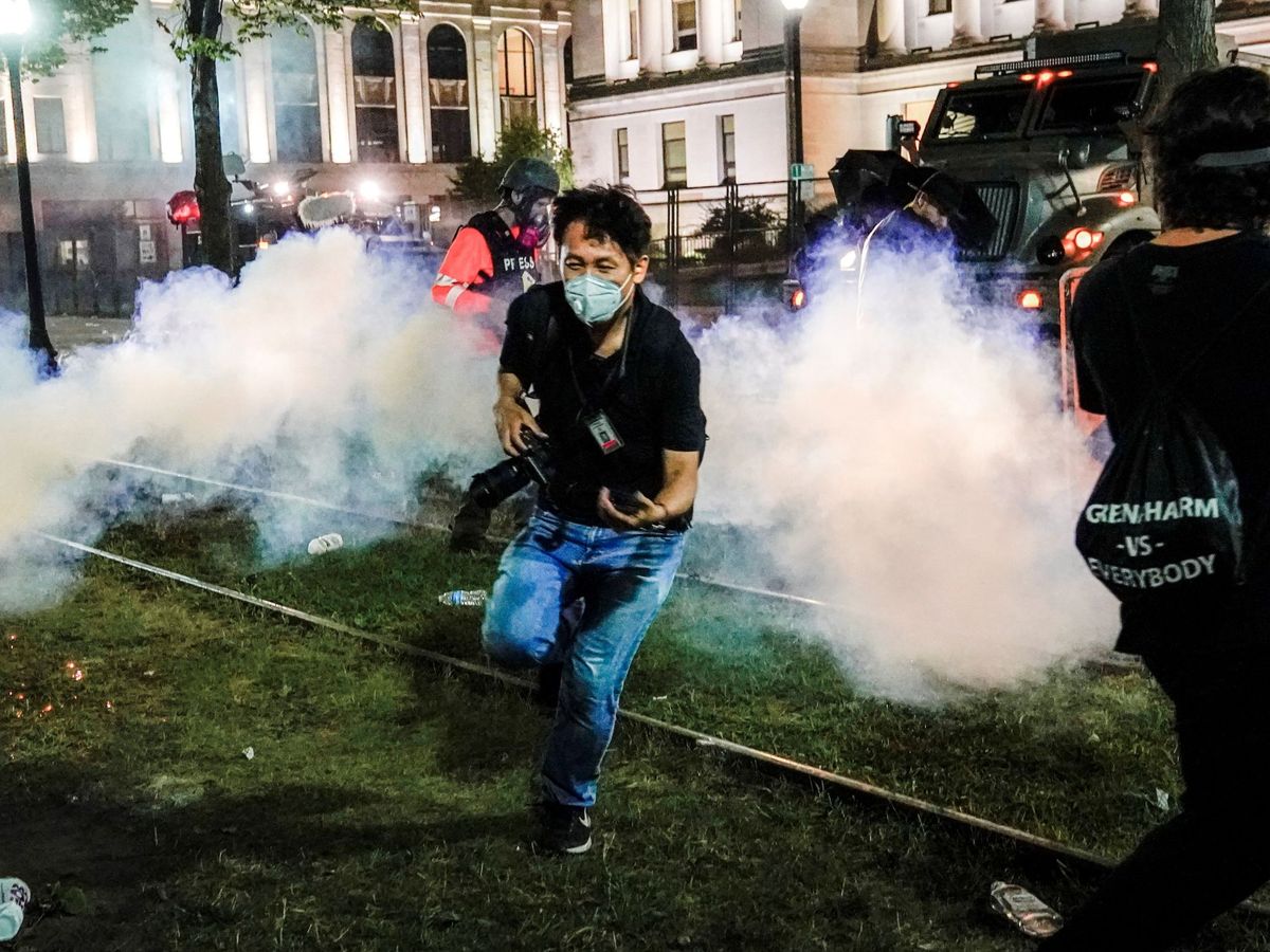 Foto:  Un fotógrafo corre a ponerse a cubierto mientras la policía lanza gas lacrimógeno en Kenosha, Wisconsin, (EE.UU). Foto: EFE Tannen Maury