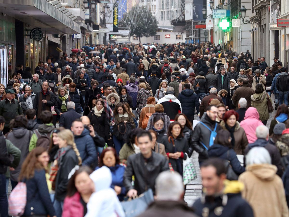 Foto: Cientos de personas en la calle Preciados de Madrid, una de las principales arterias comerciales. (EFE/J. J. Guillén)