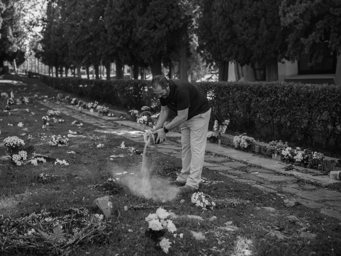 Miguel Valero esparce unas cenizas en el Jardín del Recuerdo de La Almudena. (A. M. V.)