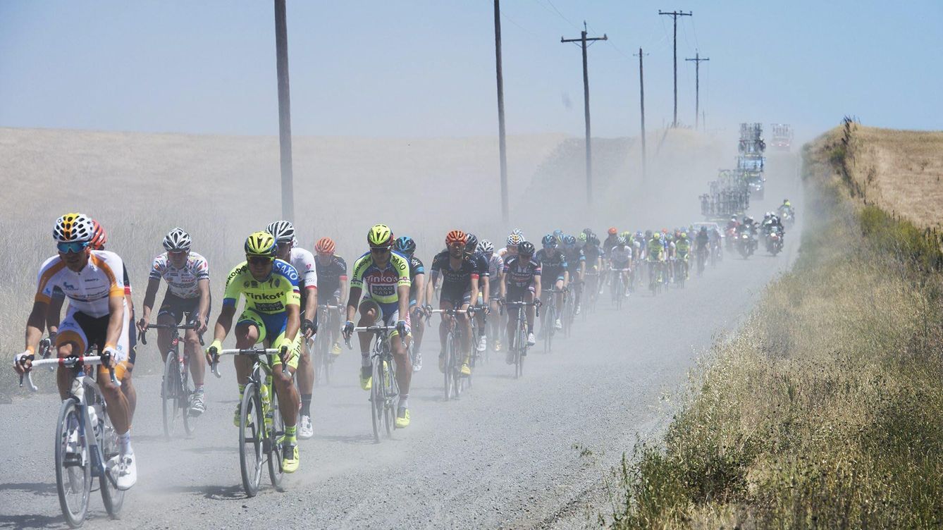 Foto: La sequía en California ha dejado tierras áridas que levantan polvo cuando pasan los ciclistas (Cordon Press).