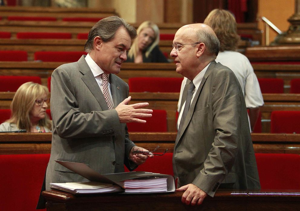 Foto: El presidente de la Generalitat, Artur Mas (i), habla con el conseller de Sanidad, Boi Ruíz (d)