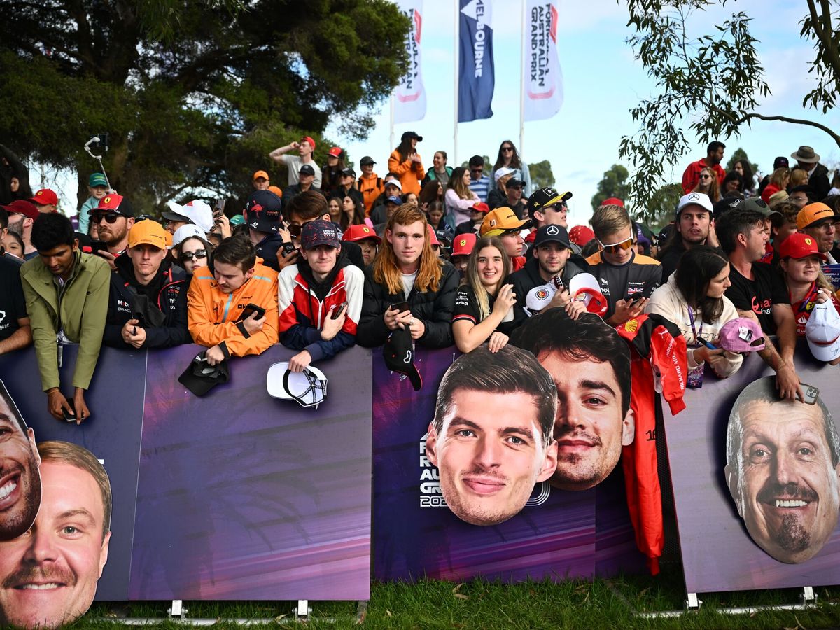 Foto: Un grupo de aficionados en el GP de Australia. (EFE/EPA/Joel Carrett)