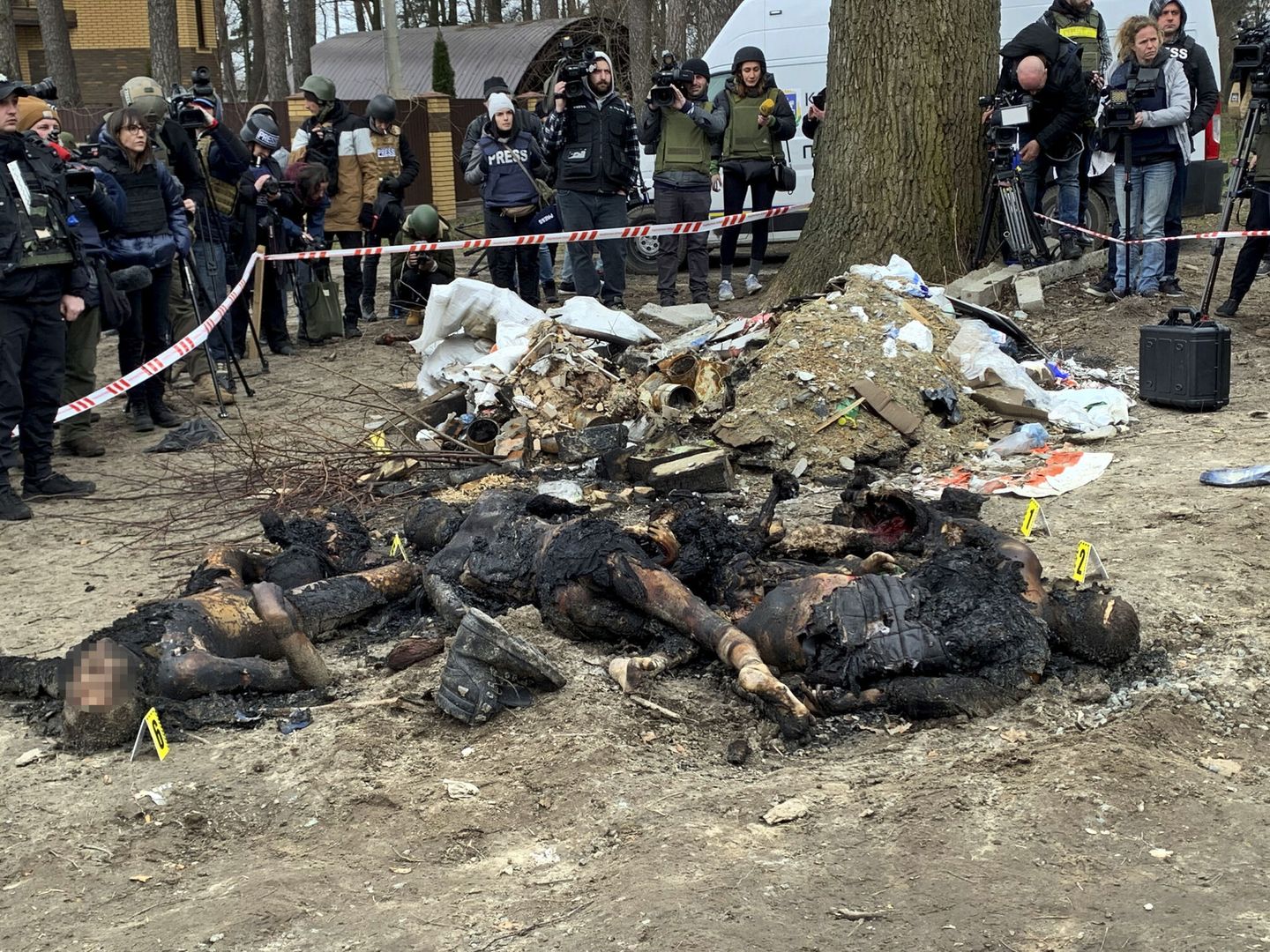 Seis cuerpos calcinados yacen en el suelo tras la retirada de las tropas rusas en Bucha, este martes cerca de Kiev. (EFE/Sara Gómez Armas)