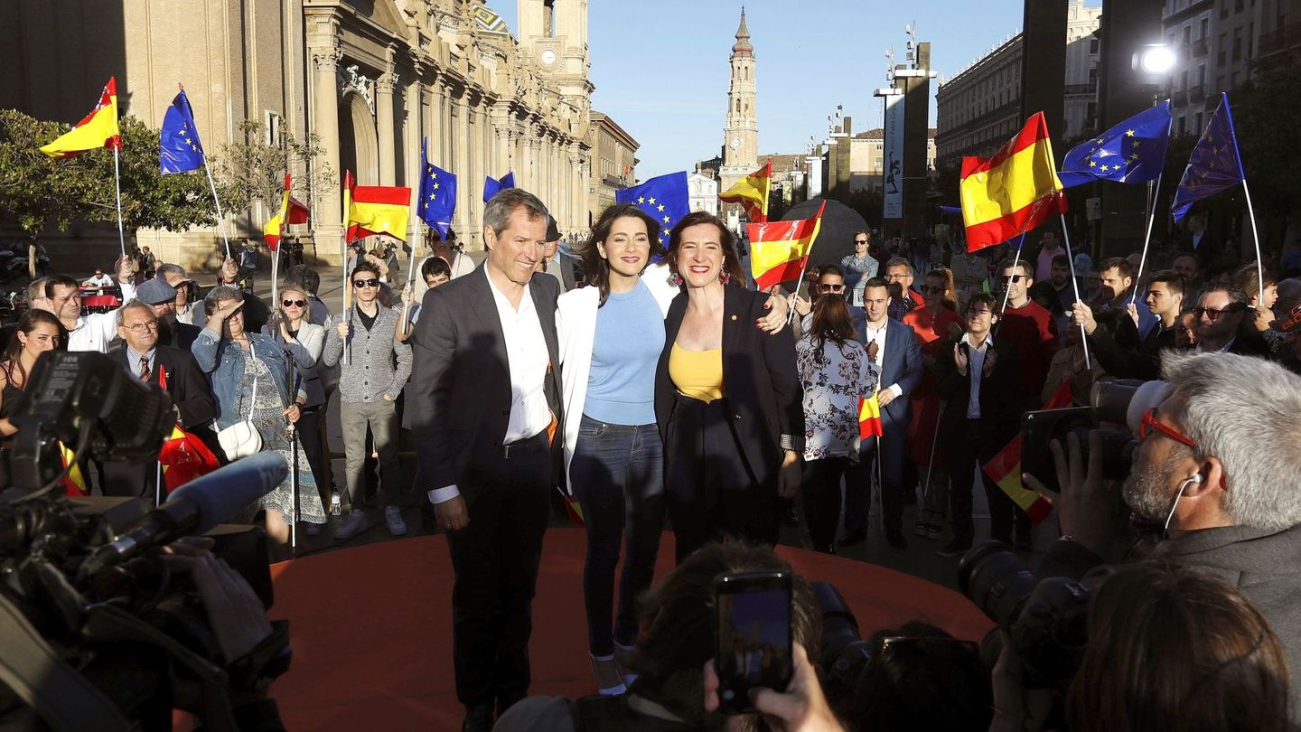 La portavoz nacional de Ciudadanos, Inés Arrimadas (c), el candidato del partido a la presidencia de Aragón, Daniel Pérez Calvo (i), y la candidata a la alcaldía, Sara Fernández (d). (EFE)