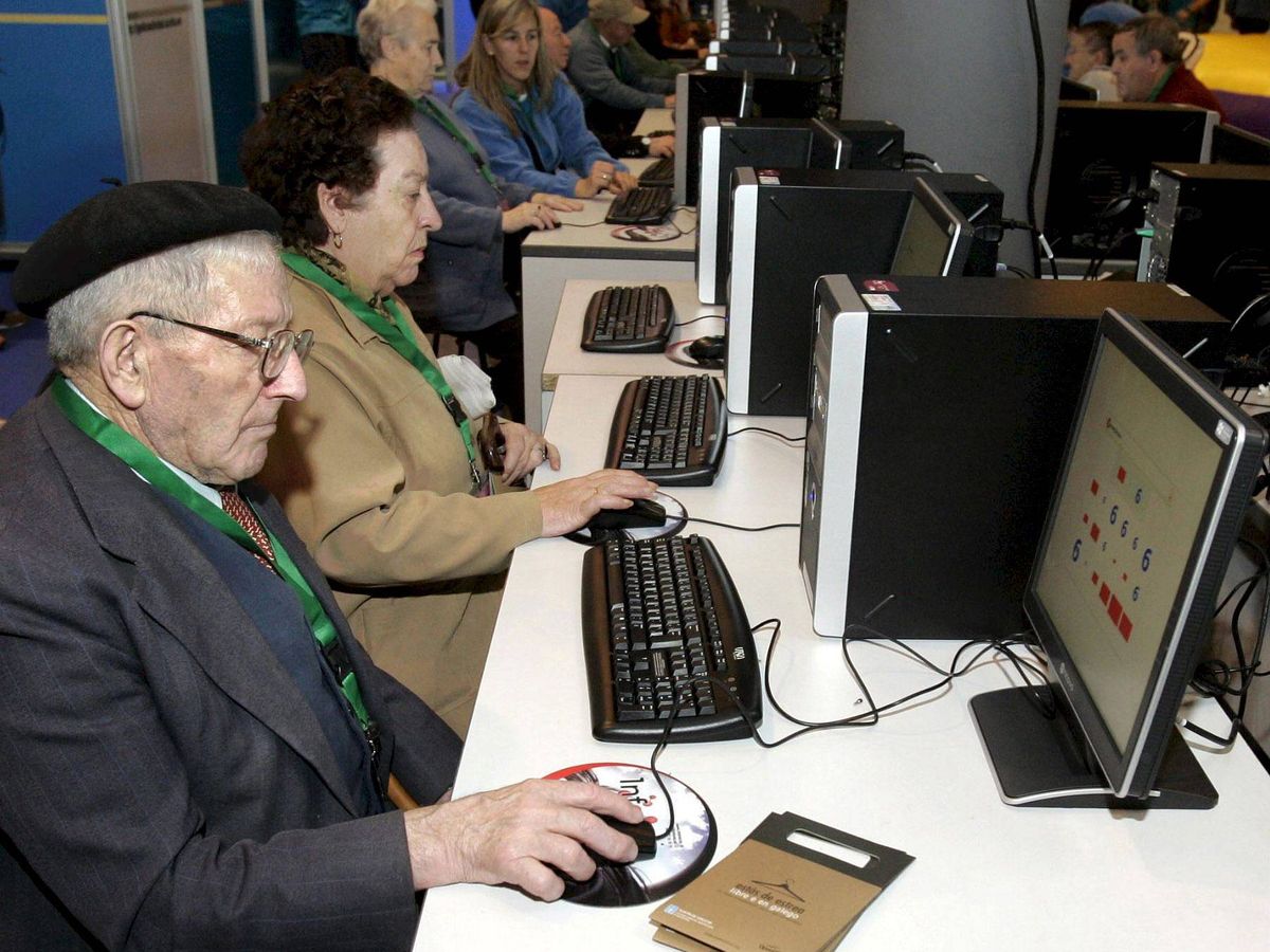 Foto: Personas mayores utilizando ordenadores. (EFE/X.Rey)