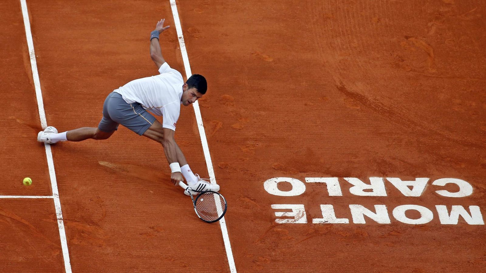 Foto: Novak Djokovic sobre la arcilla de Montecarlo (Efe).