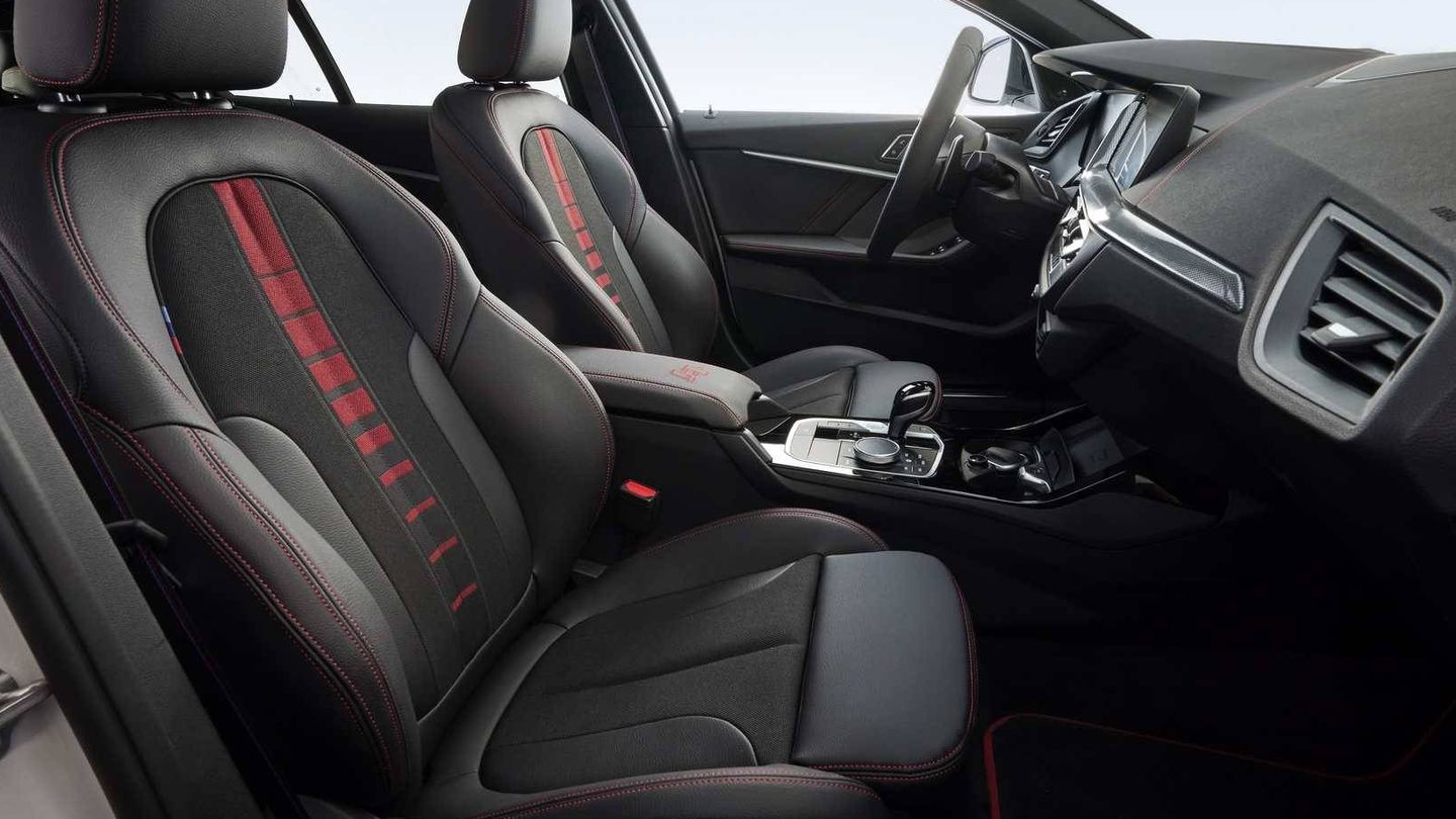 En el interior del BMW 128 ti hay detalles que destacan su deportividad como las costuras en color rojo. 
