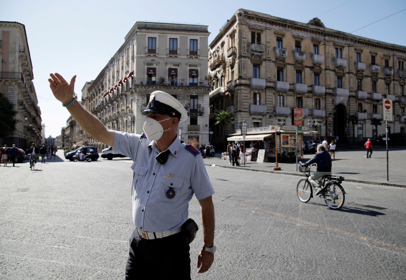 Un policía, en Catania. (Reuters)