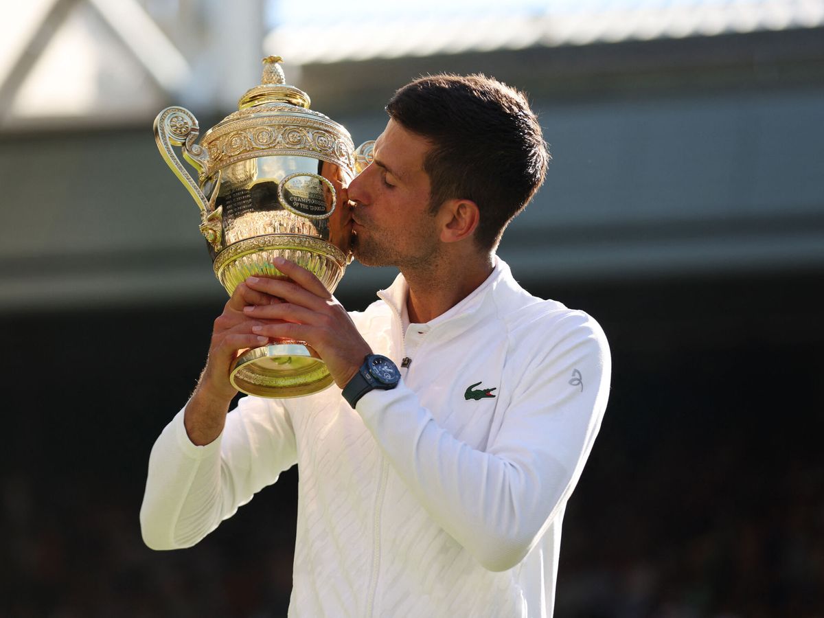 Foto: Djokovic besa el trofeo que ha ganado siete veces. (Reuters/Matthew Childs)