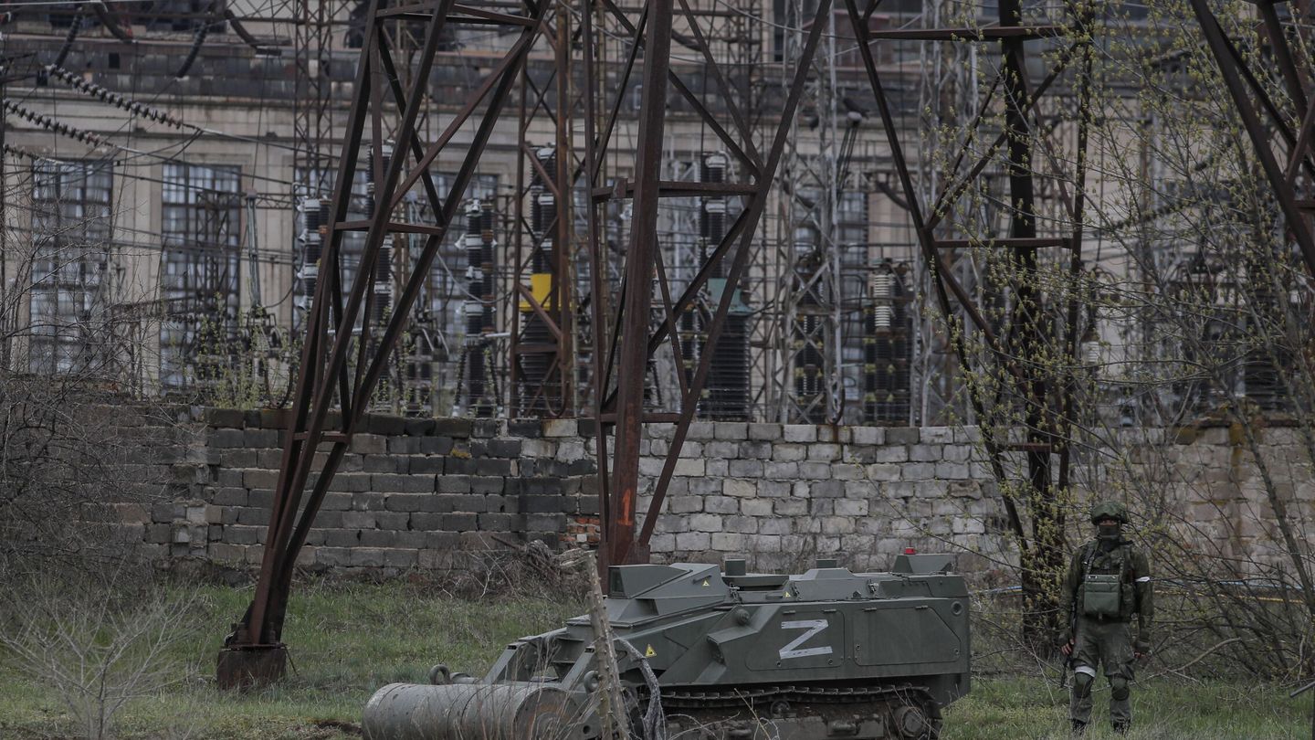 Soldados rusos en Lugansk. (EFE EPA / SERGEI ILNITSKY)