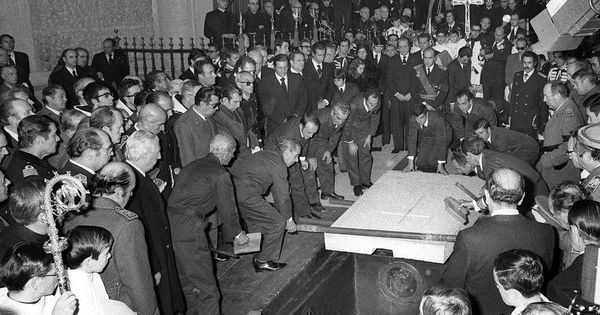 Foto: Llegada de los restos mortales de Franco, desde el Palacio Real al Valle de los Caidos, para ser enterrado. (EFE)