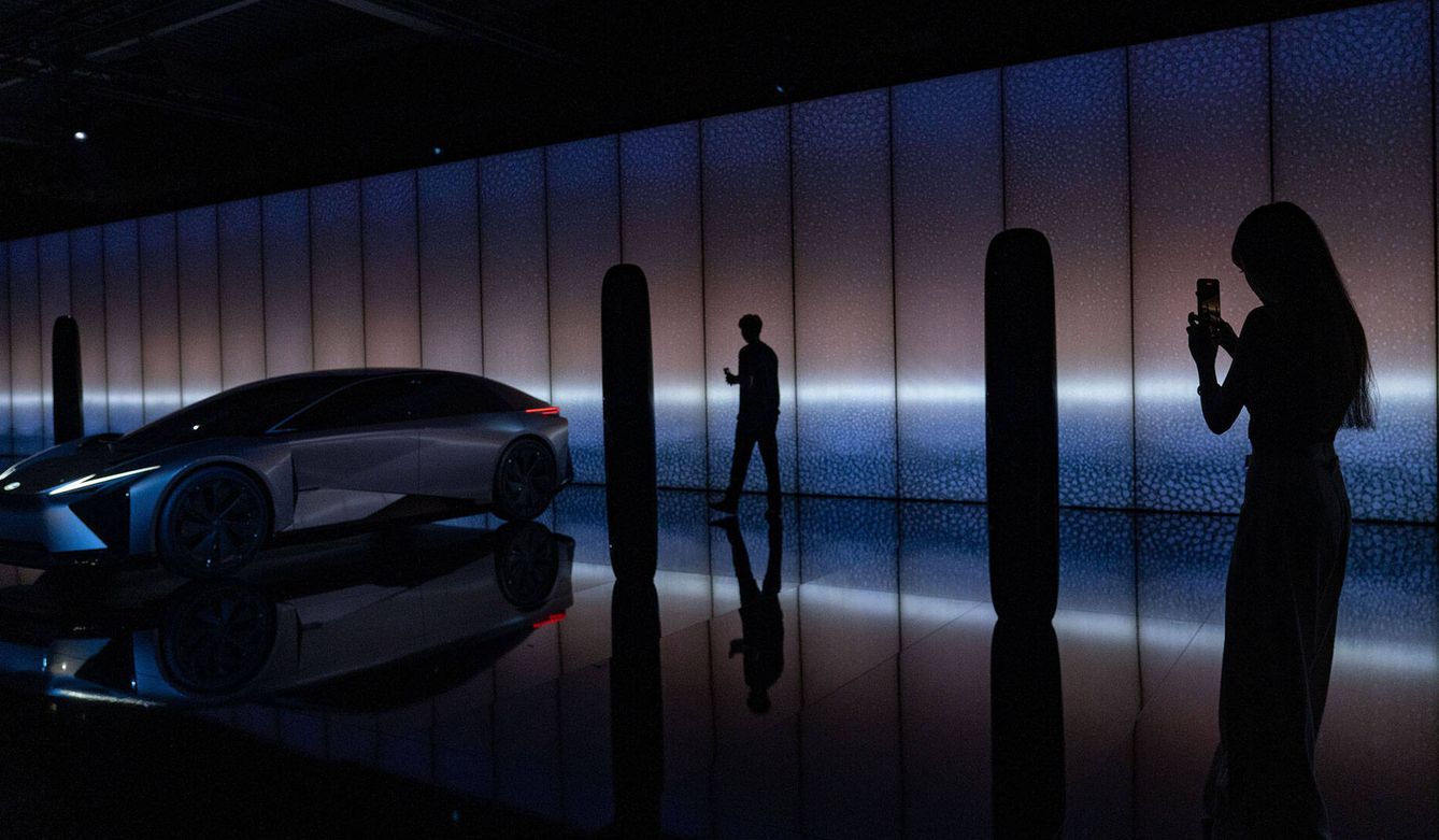 Exposición Beyond the Horizon: el coche con los tótems alrededor. (Lexus)