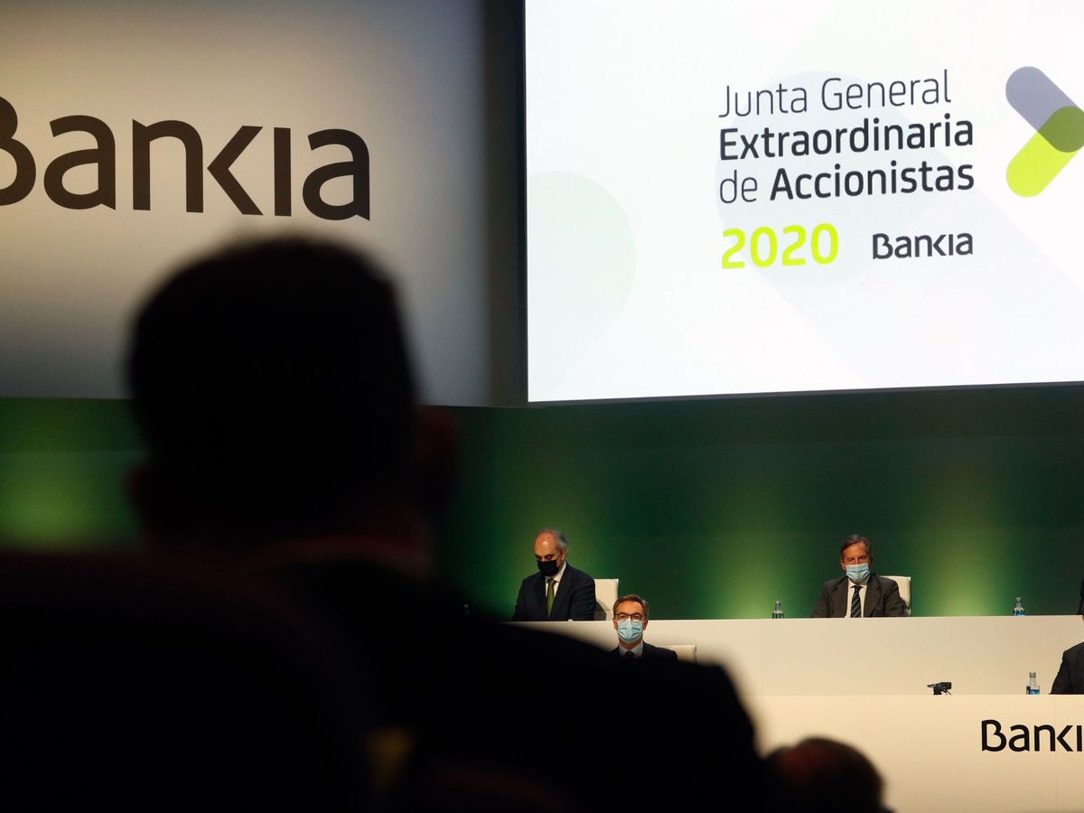 Foto: Bankia aprueba en su junta de accionistas su fusión con CaixaBank. (EFE)