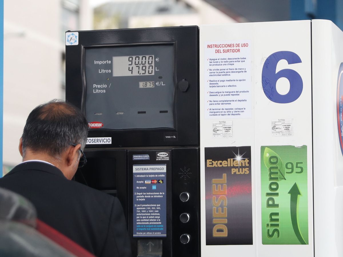 Foto: A partir de este viernes, el litro de carburante tendrá un descuento de 20 céntimos. (EFE/Miguel Oses)
