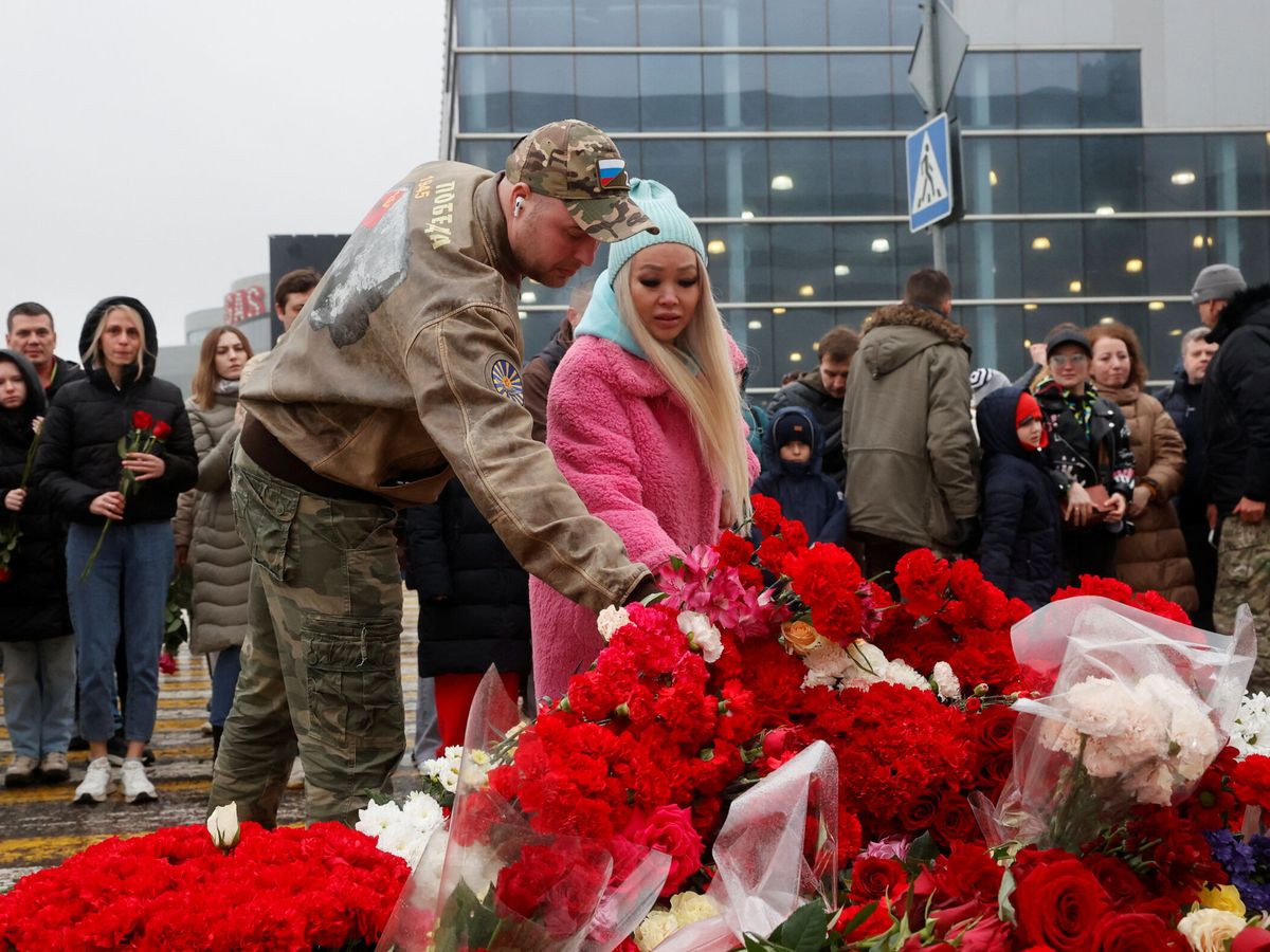 Foto: Rusos depositan flores en un altar a las víctimas del atentado en el Crocus City Hall. (Reuters/Yulia Morozova)