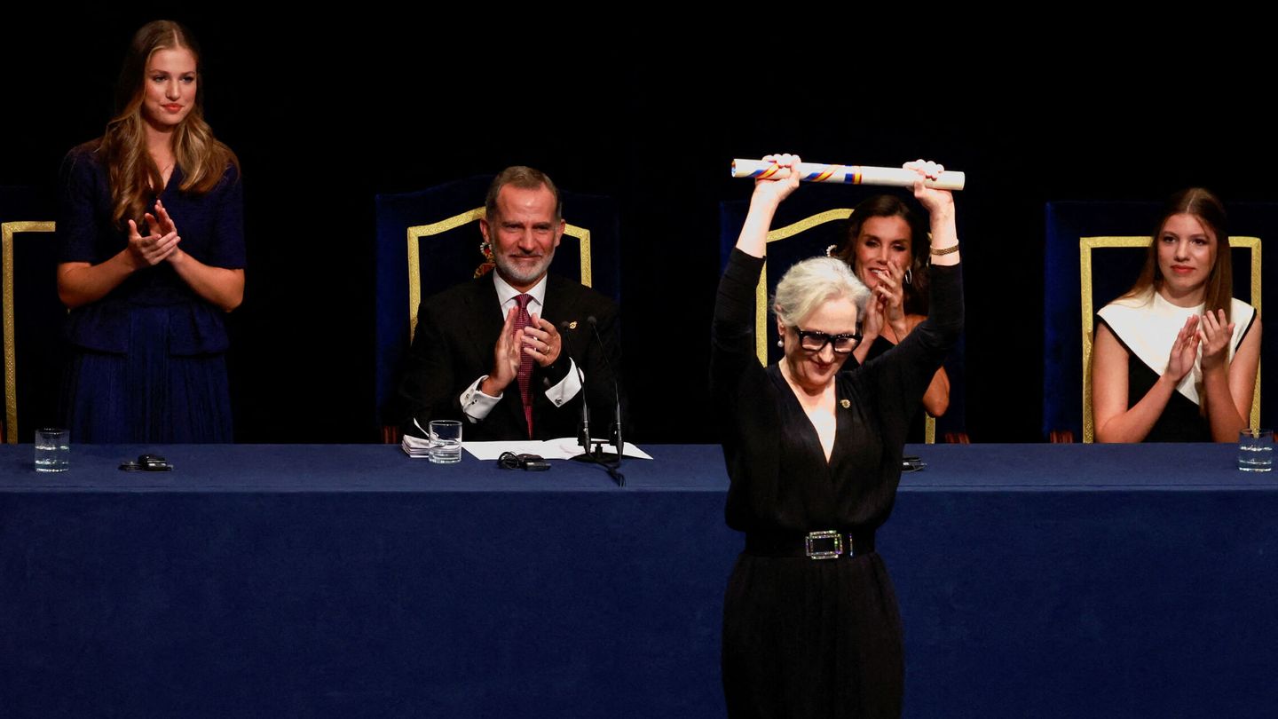 Meryl Streep muestra su diploma. (Reuters)