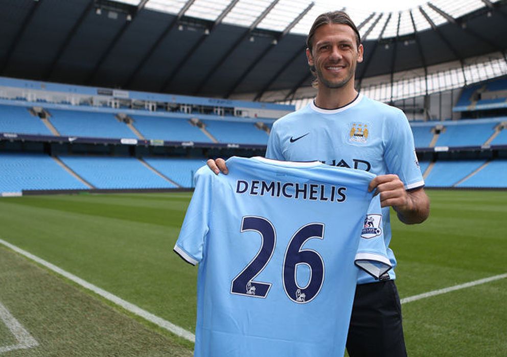 Foto: Martin Demichelis posa con la camiseta del Manchester City (FOTO: Manchester City).