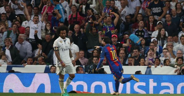 Foto: Varias personas celebran el tercer gol de Messi en el Bernabéu. (Reuters)