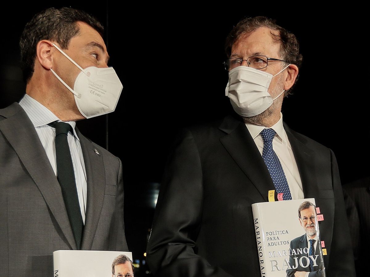 Foto: Mariano Rajoy y Juanma Moreno hace unos días en Sevilla. (EFE/José Manuel Vidal)