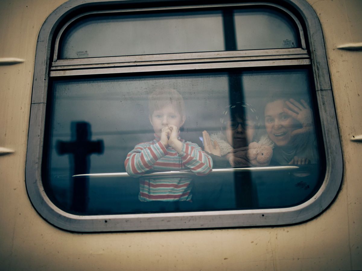 Foto: Refugiados esperan en la estación de Chelm. (EFE/Bartlomiej Wojtowicz)