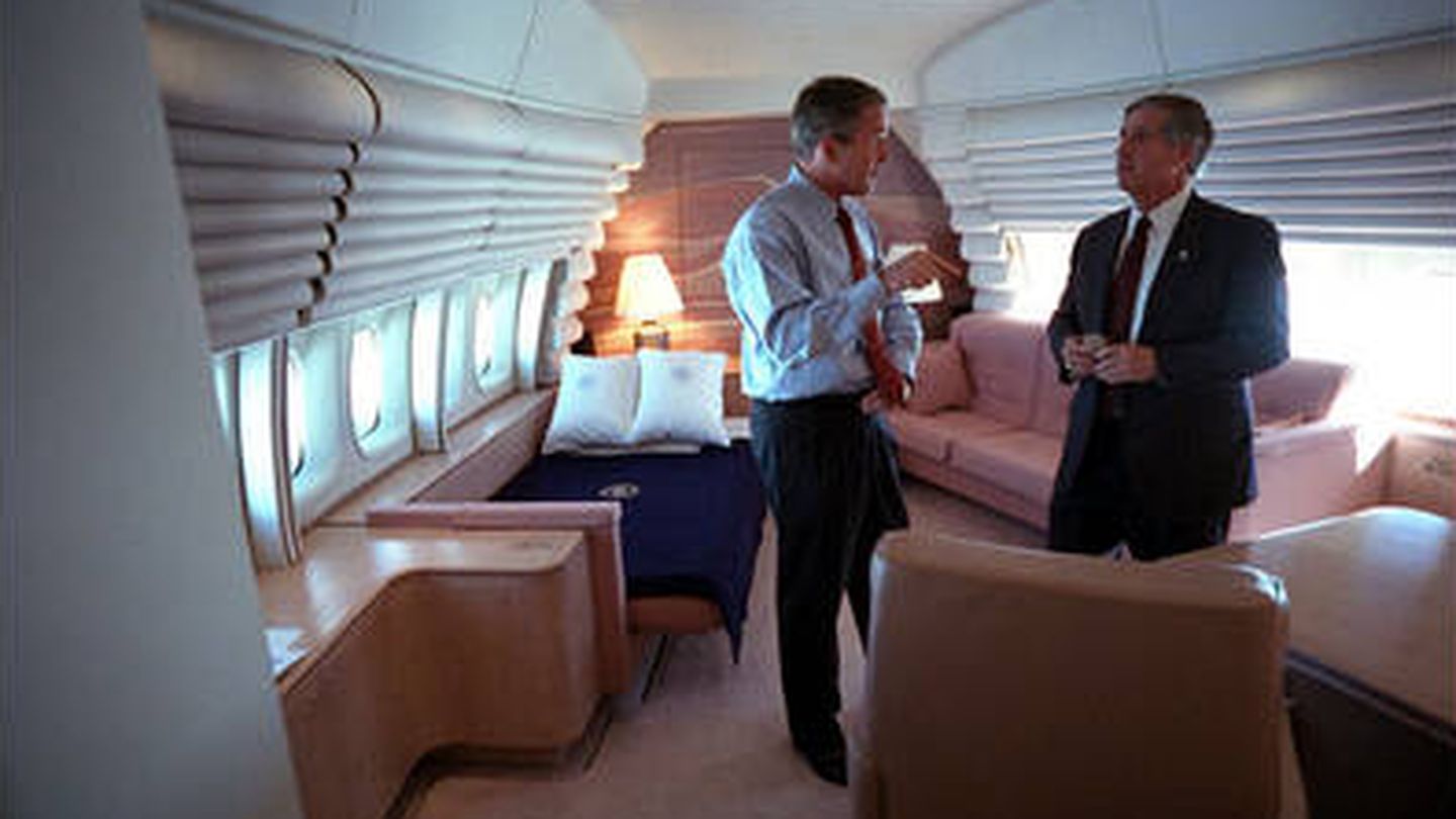 George Bush y su jefe de gabinete, Andy Card, en el Air Force One regresando de Florida (Eric Draper/Casa Blanca)