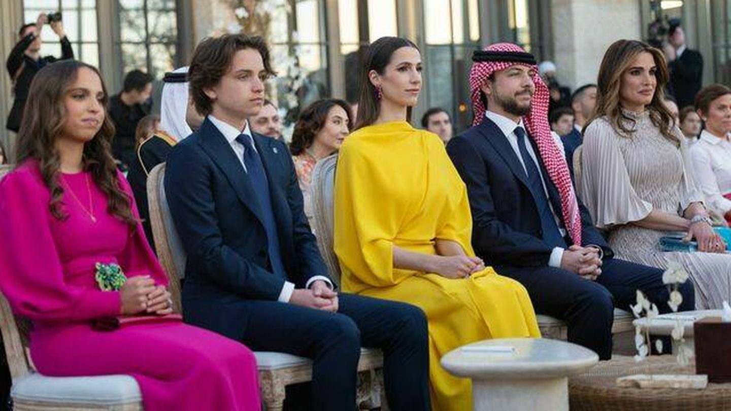  La reina Rania, junto a su futura nuera, su hijo Hussein y Hashem y su hija Salma. (Corte hachemita)