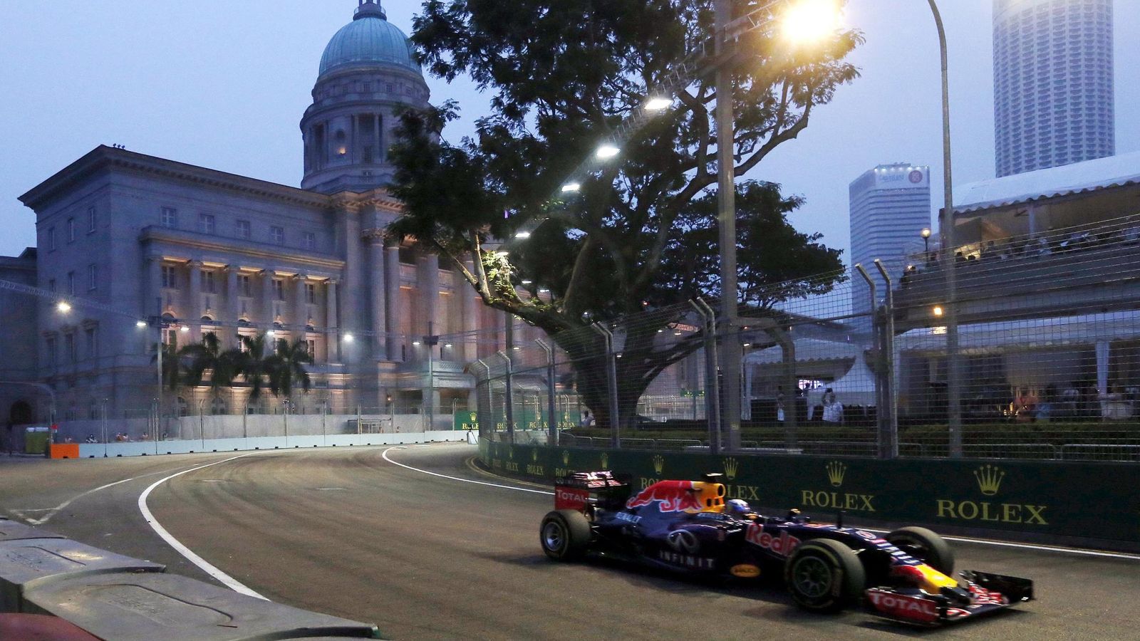 Foto: Daniel Ricciardo este viernes en el trazado de Singapur (Reuters)
