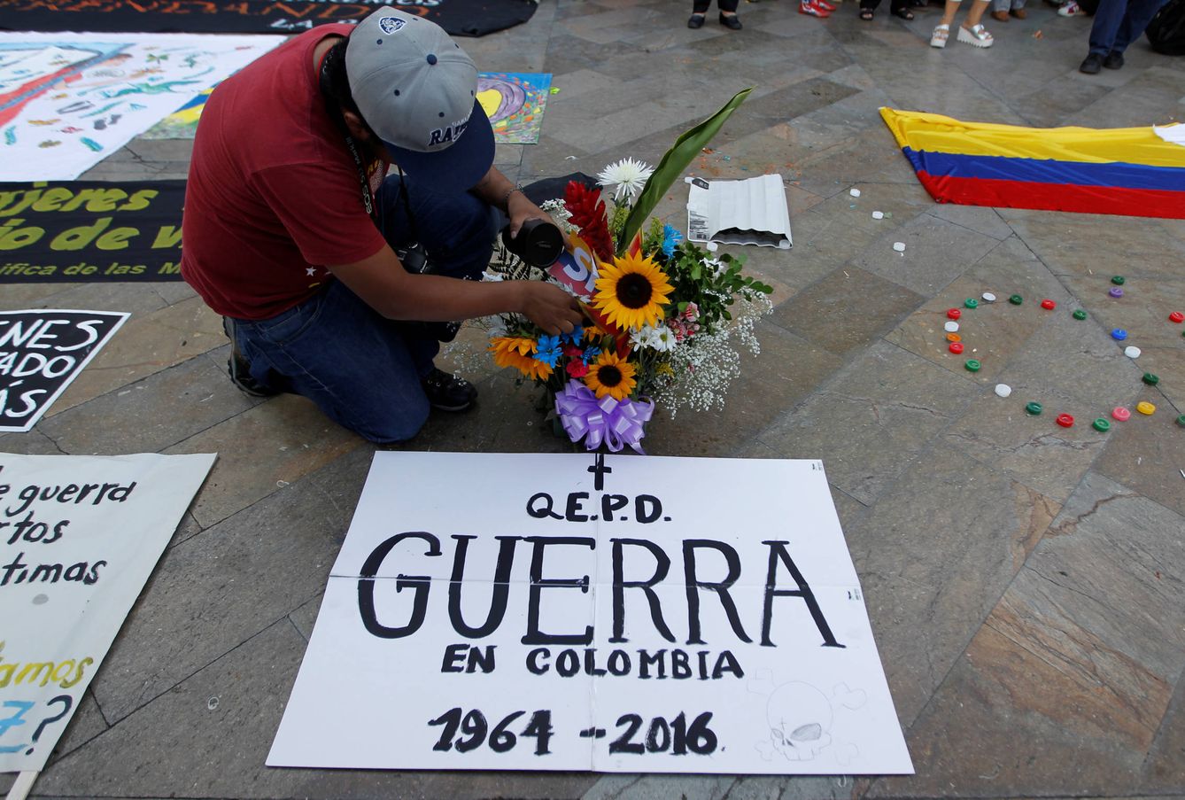 Un hombre celebra el histórico acuerdo de paz en Colombia en Medellín, el 23 de junio de 2016 (Reuters).