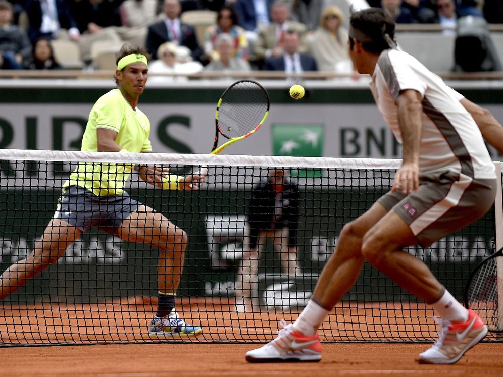 Foto: Rafa Nadal y Roger Federer en el pasado Roland Garros, el otro torneo que se disputa en París. (EFE)