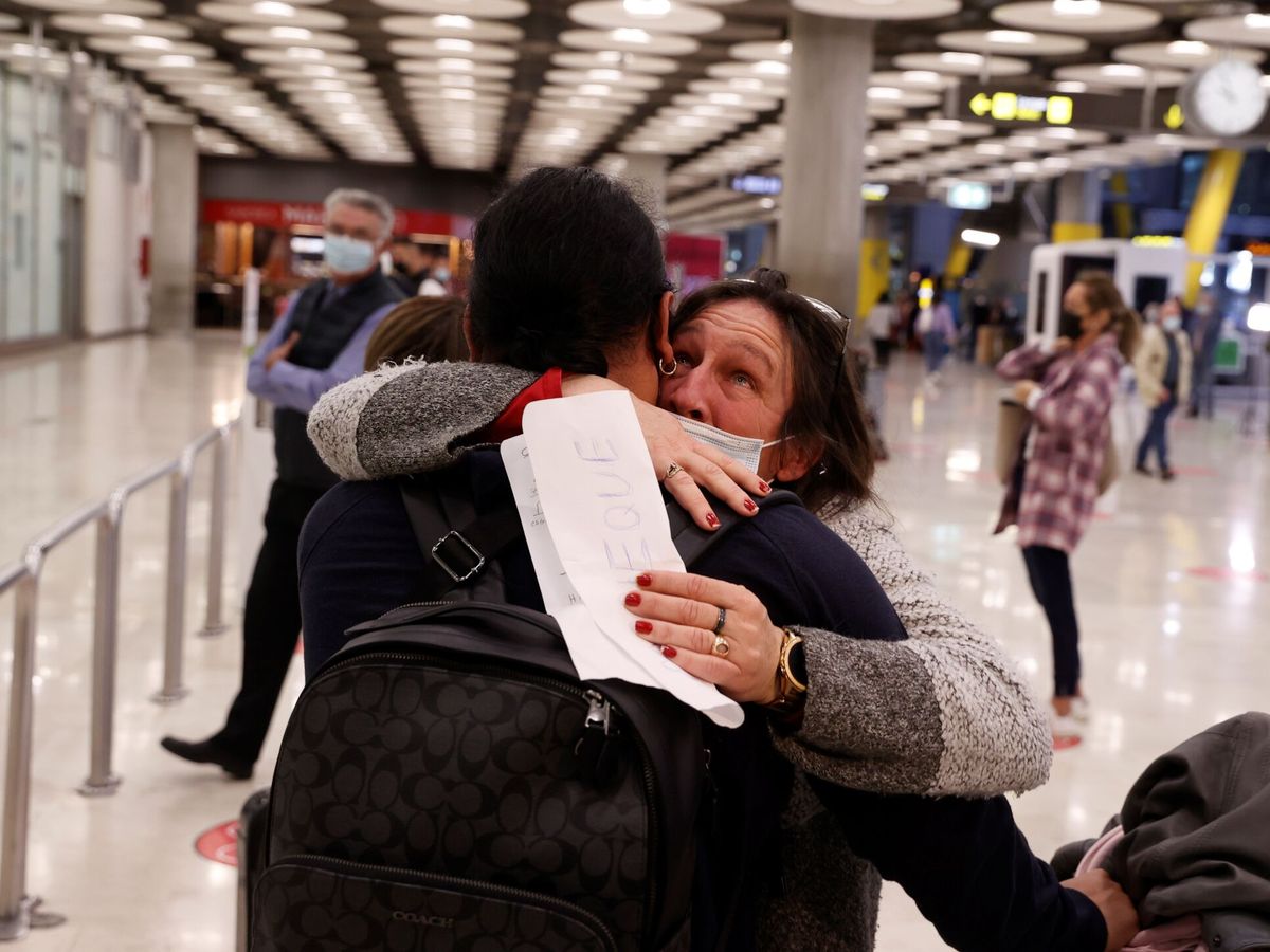 Foto: Una madre se despide de su hijo antes de subirse al avión en el aeropuerto Adolfo Suárez Madrid-Barajas. (EFE)