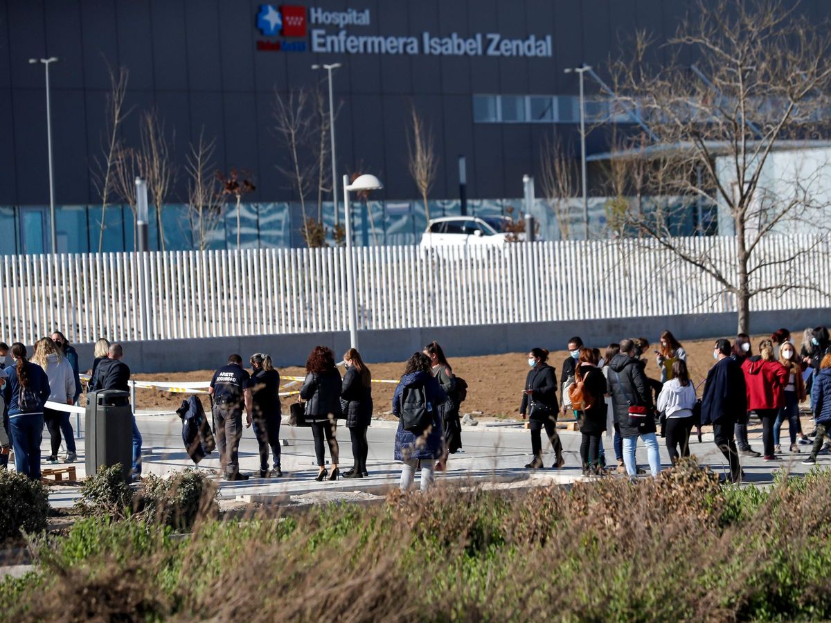 Foto: Varias personas esperan a las afueras del Hospital de Emergencias Enfermera Isabel Zendal de Madrid, para ser vacunadas. (EFE)