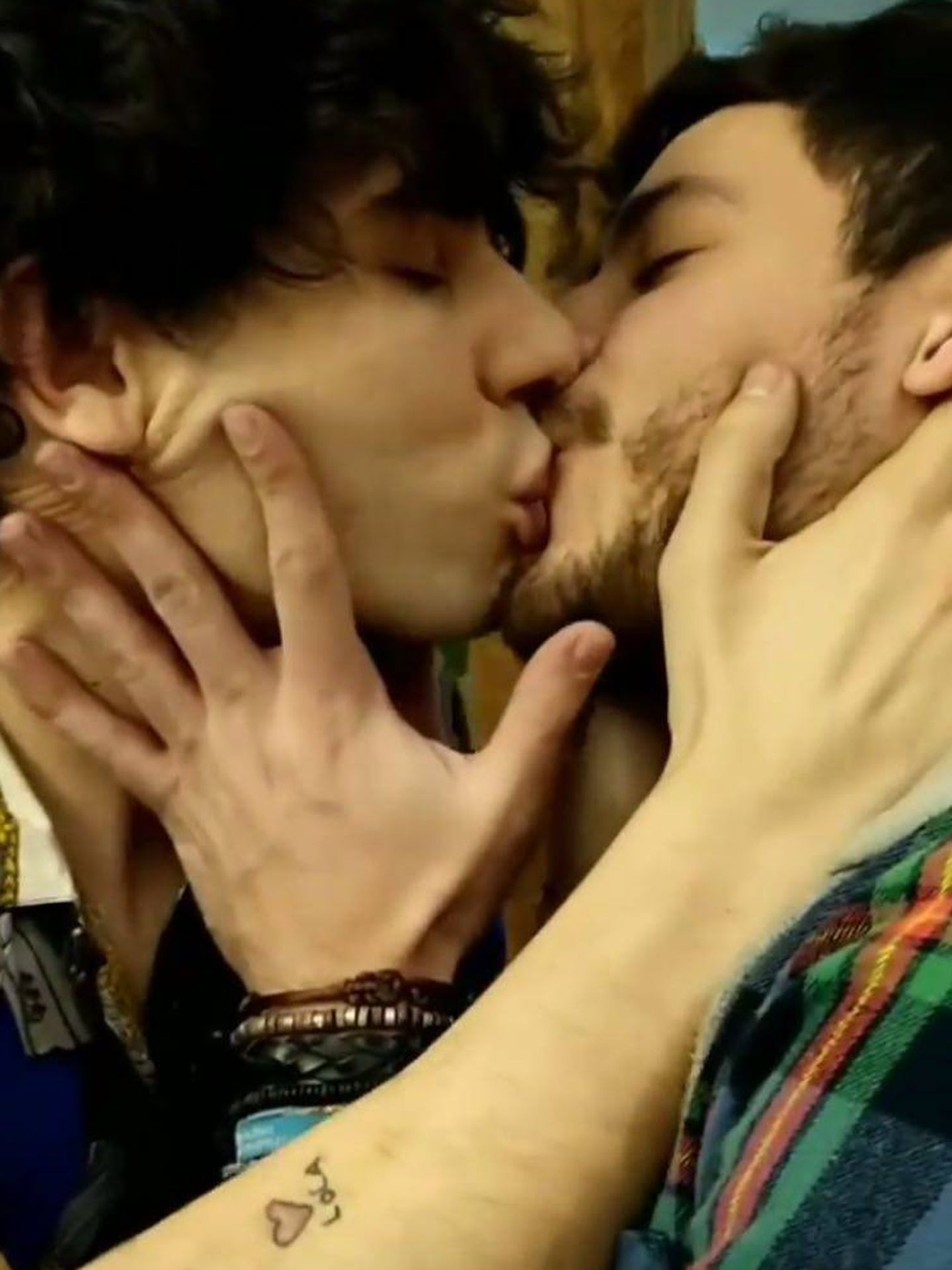 El beso entre Javier Calvo y Cepeda.