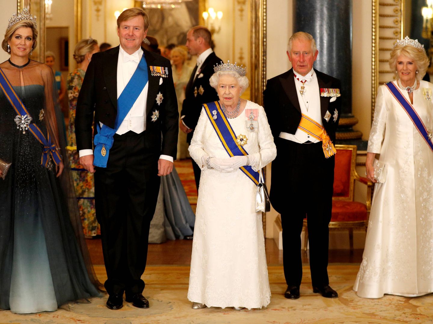 Los reyes holandeses posan junto a Isabel II y los duques de Cornualles. (Getty)
