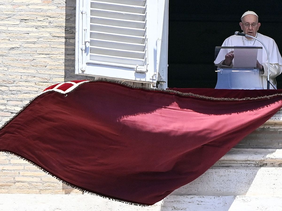 Foto: El papa Francisco reza el Ángelus. (EFE/Riccardo Antimiani)