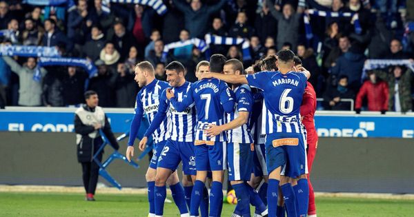 Foto: Jugadores del Alavés celebran un gol. (EFE)