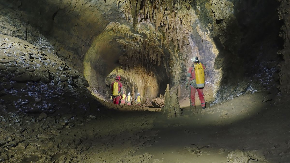 Cuatro espeleólogos están atrapados en una cueva cántabra por la crecida de un río interior